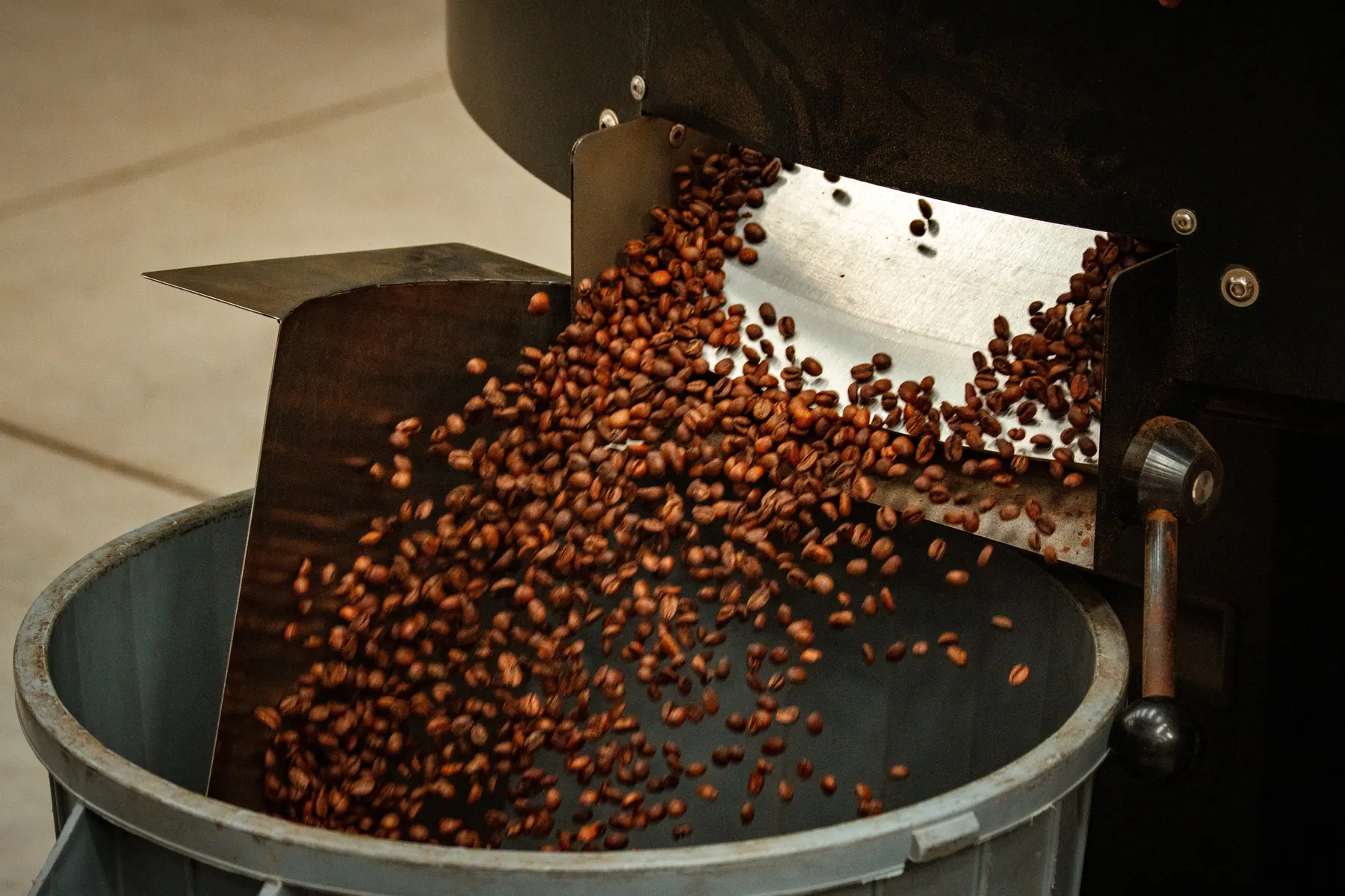 Descarga del grano tostado